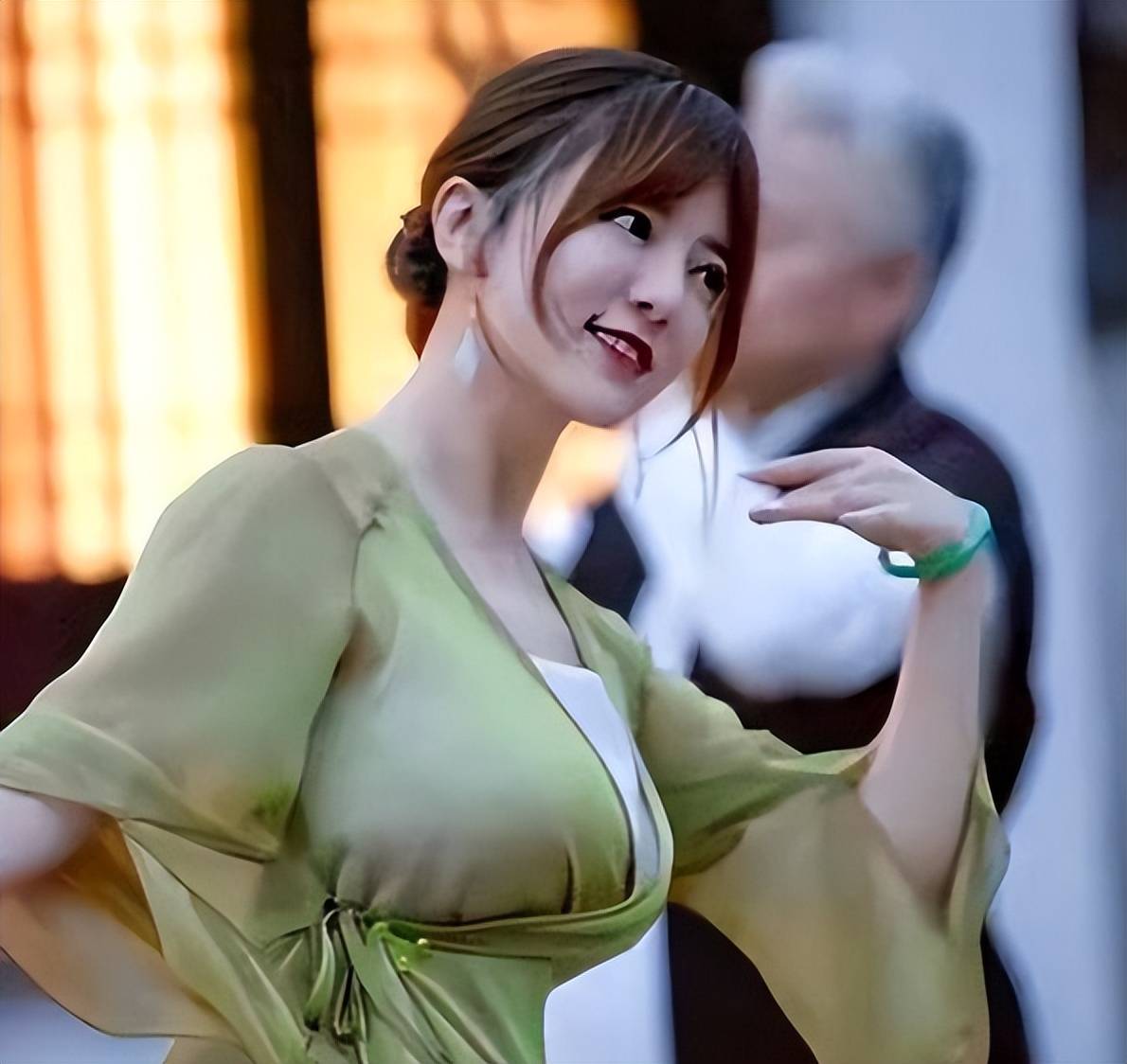 童颜巨乳躺赢上亿！21岁赢王菲，阿兰这身材+财力，内娱谁能比